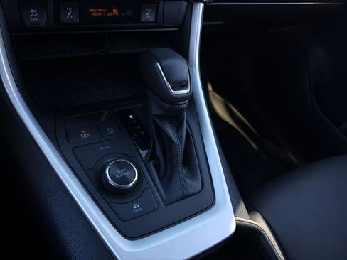 Used 2022 Toyota RAV4 XLE Premium image 27