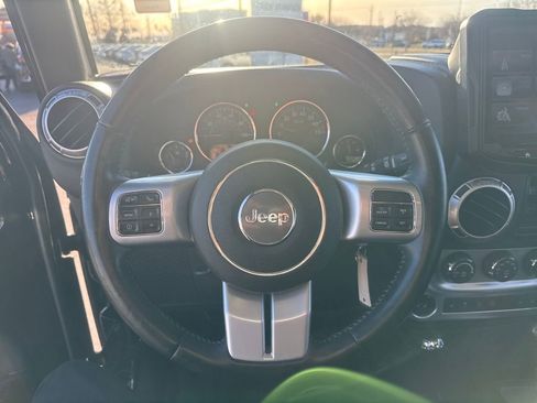 Used 2015 Jeep Wrangler Unlimited Rubicon image 18