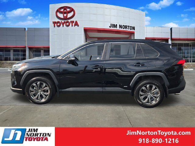 Used 2022 Toyota RAV4 XLE Premium AWD/4WD image 5