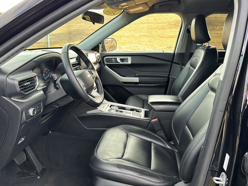 Used 2022 Ford Explorer XLT w/ Equipment Group 202A image 8