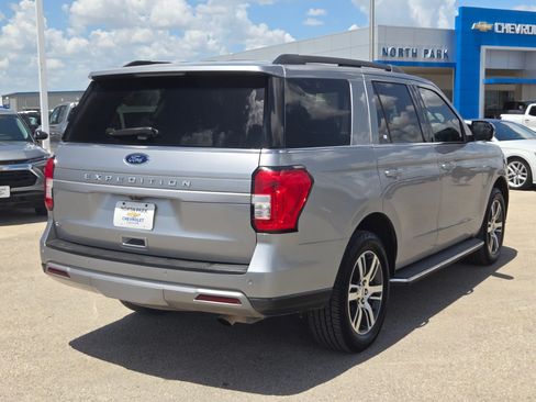 Used 2022 Ford Expedition XLT RWD image 3