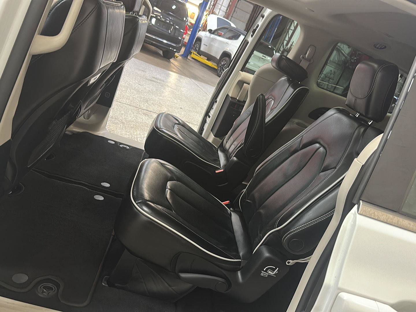 Certified 2023 Chrysler Pacifica Limited FWD image 29