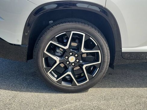 Used 2025 Chevrolet Traverse High Country FWD image 7