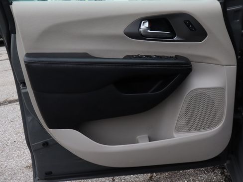 Used 2022 Chrysler Pacifica Touring-L FWD image 13