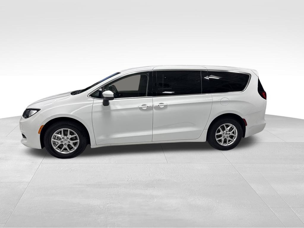 Used 2022 Chrysler Voyager LX FWD image 3