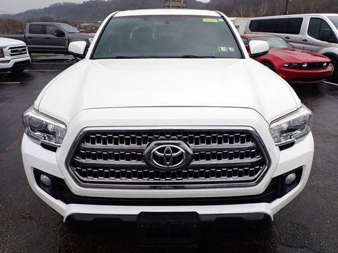 Used 2017 Toyota Tacoma TRD Off-Road w/ Premium & Technology Package image 7