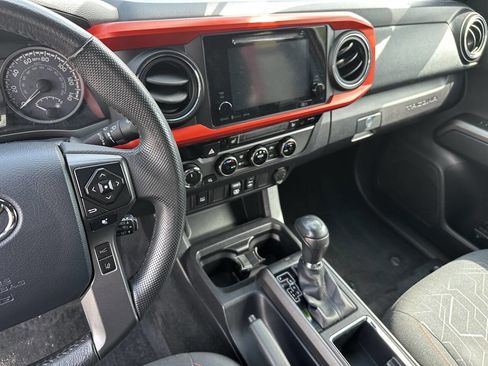 Used 2018 Toyota Tacoma TRD Sport AWD/4WD image 4