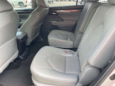 Used 2023 Toyota Highlander Limited FWD image 12