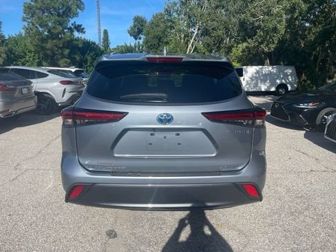 Used 2021 Toyota Highlander Limited FWD image 3