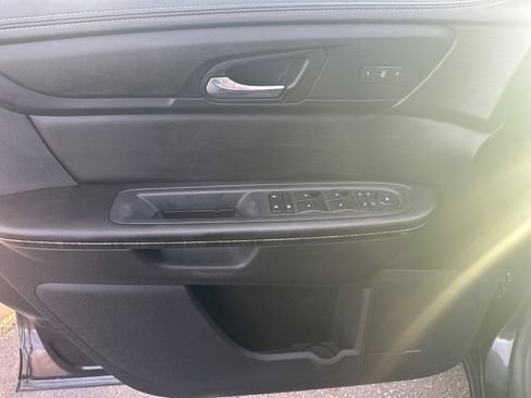 Used 2015 GMC Acadia SLT image 17