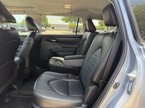 Certified 2024 Toyota Highlander XLE FWD image 27