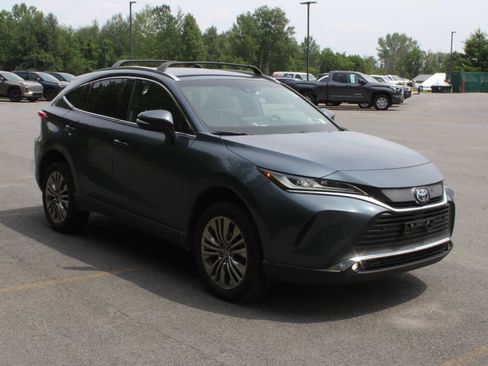 Used 2023 Toyota Venza XLE AWD/4WD image 3