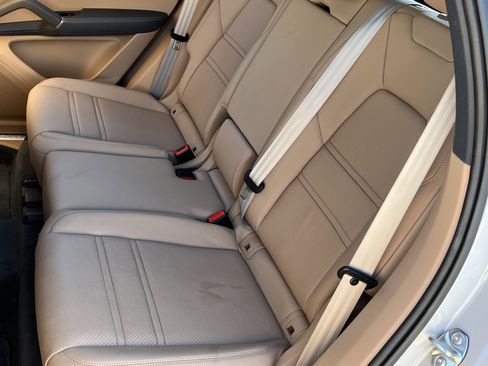 Certified 2022 Porsche Cayenne Platinum Edition image 17