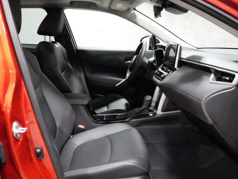 Used 2025 Toyota Corolla Cross XLE w/ Convenience Package AWD/4WD image 7