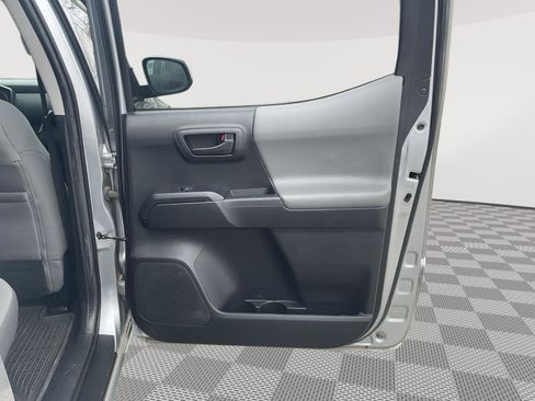 Used 2022 Toyota Tacoma SR image 18