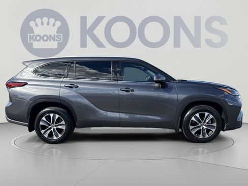 Used 2022 Toyota Highlander XLE AWD/4WD image 8