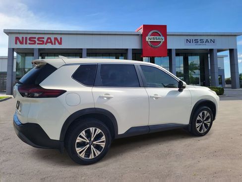 Used 2023 Nissan Rogue SV FWD image 2