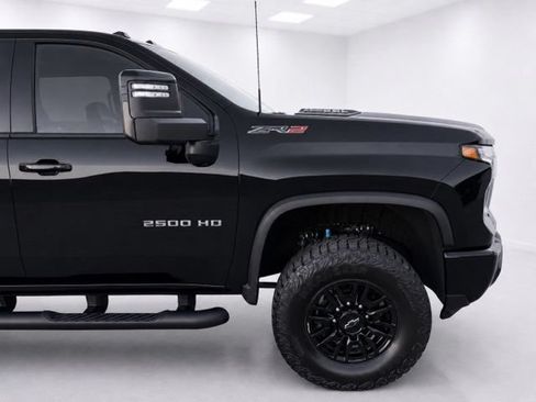 Used 2024 Chevrolet Silverado 2500 ZR2 w/ Technology Package AWD/4WD image 9