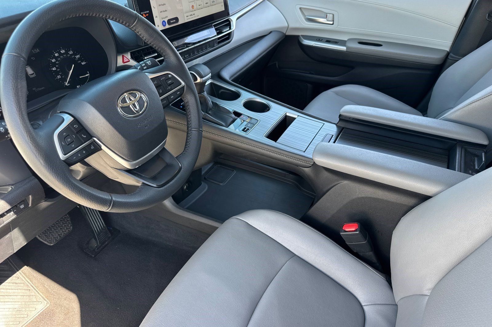 Used 2026 Toyota Sienna XLE FWD image 4