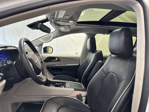 Used 2023 Chrysler Pacifica Limited FWD image 11