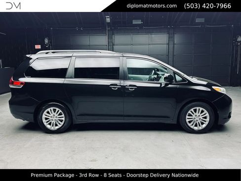 Used 2011 Toyota Sienna XLE w/ Premium Pkg FWD image 8
