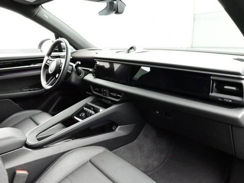 Used 2025 Porsche Macan Electric RWD image 19