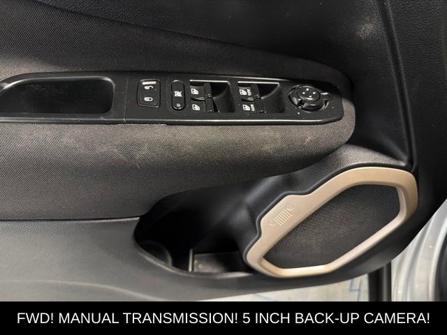 Used 2016 Jeep Renegade Latitude FWD image 12