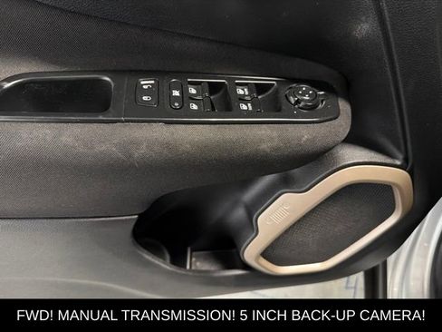 Used 2016 Jeep Renegade Latitude FWD image 12
