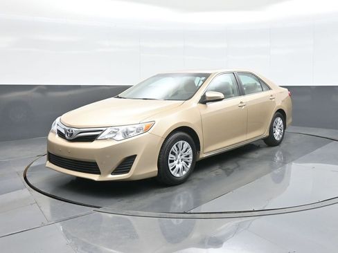 Used 2012 Toyota Camry LE image 3