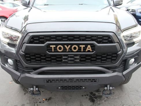 Used 2018 Toyota Tacoma TRD Off-Road image 9