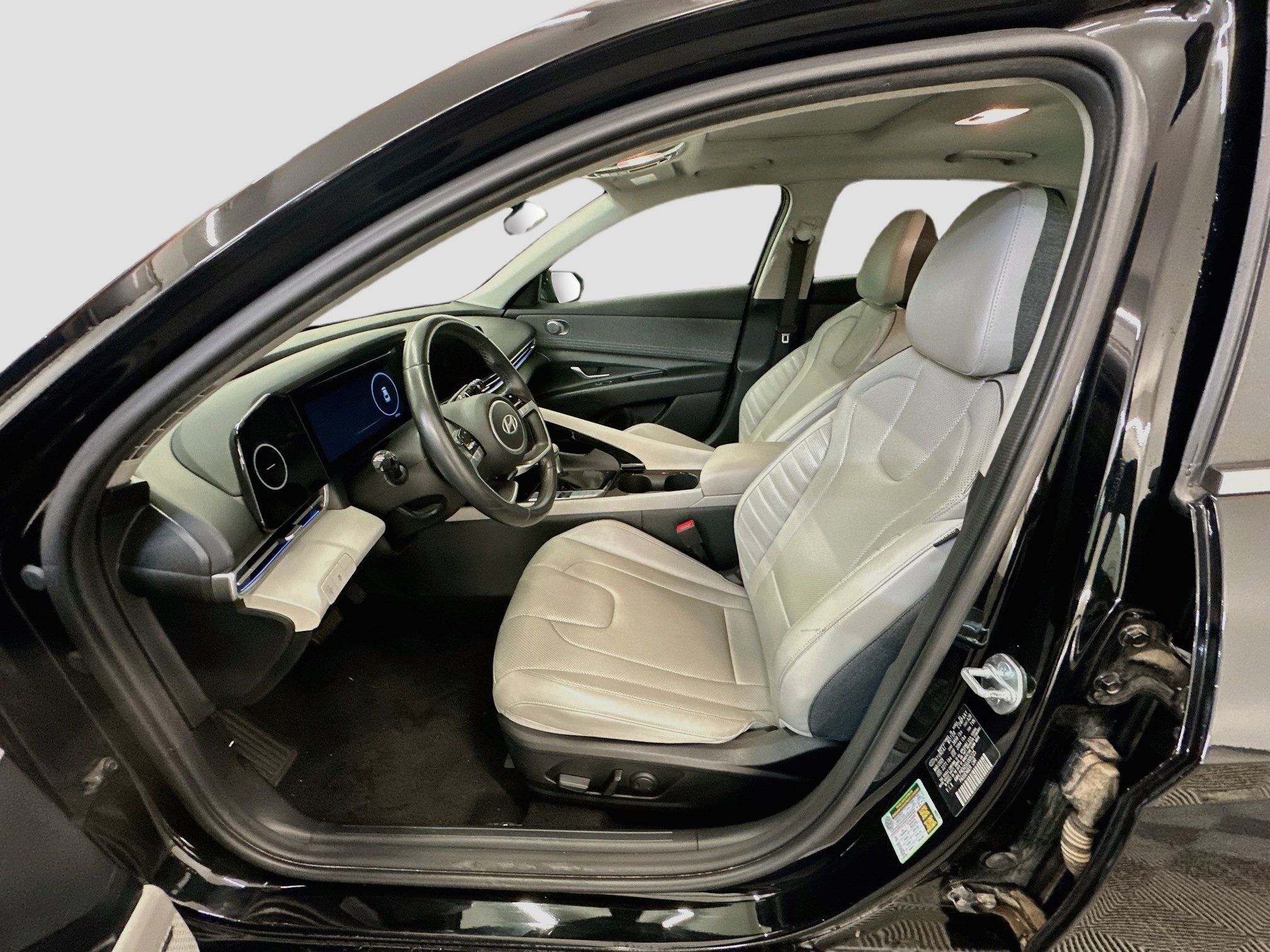 Used 2025 Hyundai Elantra Limited FWD image 13