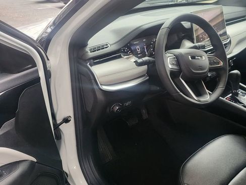 Used 2025 Jeep Compass Limited image 3