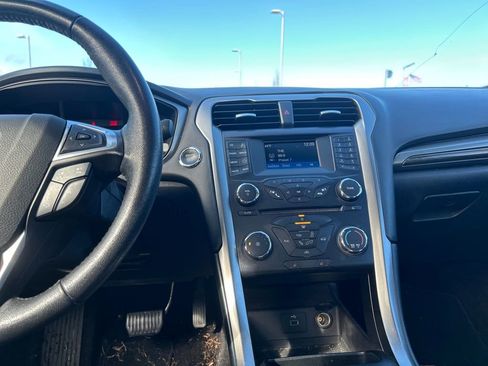 Used 2017 Ford Fusion SE image 22