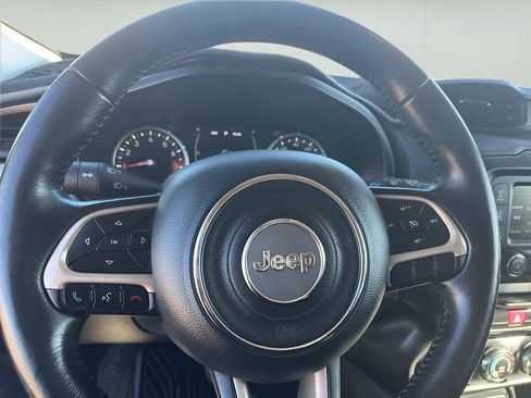 Used 2017 Jeep Renegade Latitude FWD image 25