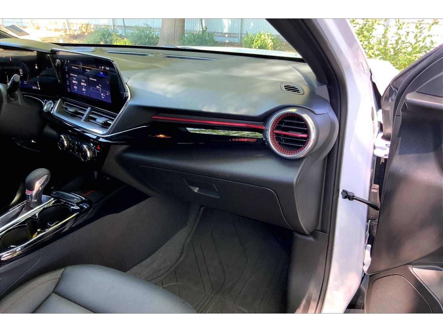 Used 2024 Chevrolet Trax RS w/ Sunroof Package FWD image 18