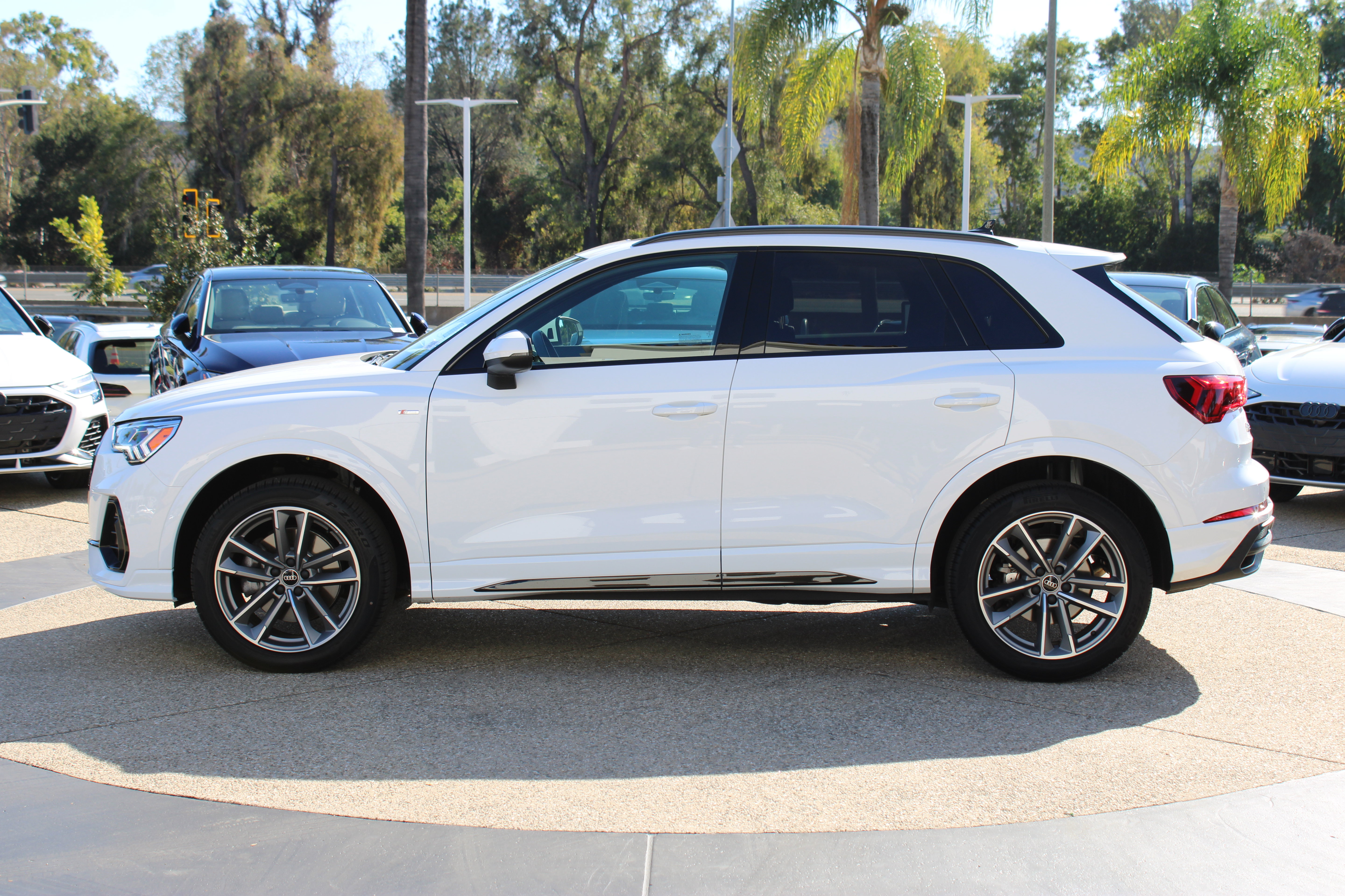 Used 2025 Audi Q3 2.0T Premium w/ Convenience Package AWD/4WD image 2