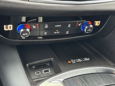 Used 2023 Buick Enclave Essence image 5