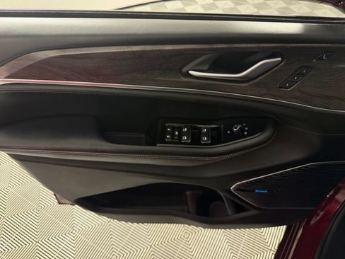 Certified 2023 Jeep Grand Cherokee Overland w/ Luxury Tech Group IV AWD/4WD image 24