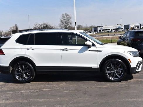 Used 2023 Volkswagen Tiguan SE w/ Panoramic Sunroof Package image 5