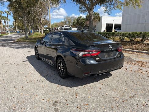 Used 2023 Toyota Camry SE image 3