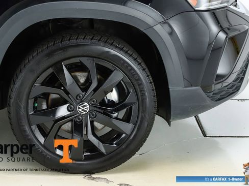 Used 2023 Volkswagen Taos SE w/ Panoramic Sunroof Package FWD image 14