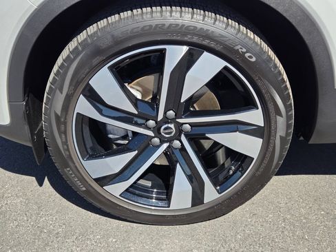 Certified 2025 Volvo XC40 B5 Ultra w/ Climate Package AWD/4WD image 4