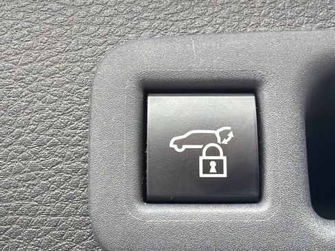 Used 2025 Toyota Sienna XLE FWD image 18