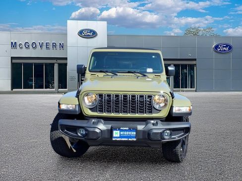 Used 2025 Jeep Gladiator Sport AWD/4WD image 3