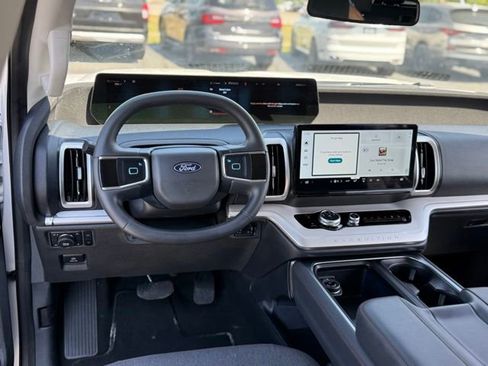 Used 2025 Ford Expedition Max Active AWD/4WD image 7