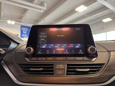 Used 2025 Nissan Altima 2.5 SV FWD image 13