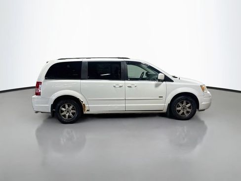 Used 2008 Chrysler Town & Country Touring FWD image 5