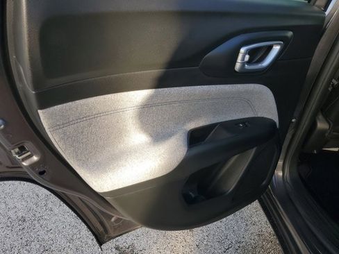Used 2022 Jeep Compass Latitude FWD image 19