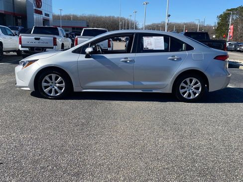 Used 2025 Toyota Corolla LE image 2