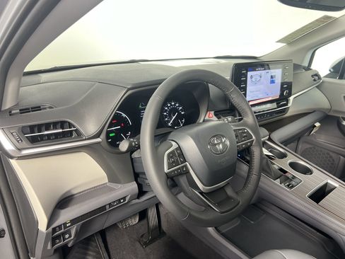 Used 2024 Toyota Sienna XLE FWD image 31